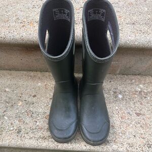 Bogg Boots Youth Size 5 Hunter Green used good condition